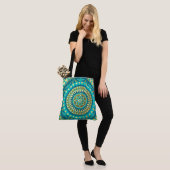 Blaue Gold-Fantasie-Mandala Tasche (Am Model)