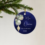 Blaue goldene weiße Bauern Weihnachten Keramik Ornament<br><div class="desc">Ein blauer,  ungleicher Hintergrund. Weiße und goldene Bausteine,  Grünpflanzen und Kiefernkegel. Personalisieren Sie Ihren Namen,  Jahr. Text: Frohe Weihnachten</div>