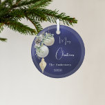 Blaue goldene weiße Bauern Weihnachten Ornament Aus Glas<br><div class="desc">Ein blauer,  ungleicher Hintergrund. Weiße und goldene Bausteine,  Grünpflanzen und Kiefernkegel. Personalisieren Sie Ihren Namen,  Jahr. Text: Frohe Weihnachten</div>