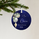 Blaue goldene weiße Bauern Weihnachten Ornament Aus Metall<br><div class="desc">Ein blauer,  ungleicher Hintergrund. Weiße und goldene Bausteine,  Grünpflanzen und Kiefernkegel. Personalisieren Sie Ihren Namen,  Jahr. Text: Frohe Weihnachten</div>