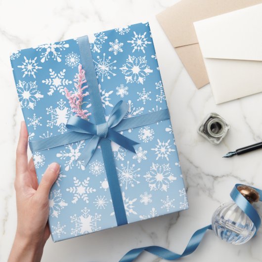 Blaue Gradient-Schneeflocken Geschenkpapier (Schenken)