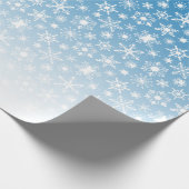 Blaue Gradient-Schneeflocken Geschenkpapier (Ecke)