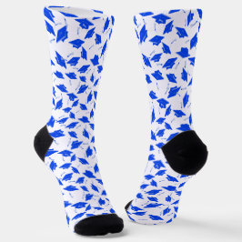Blaue Graduierungskappen in die Luft geworfen Socken