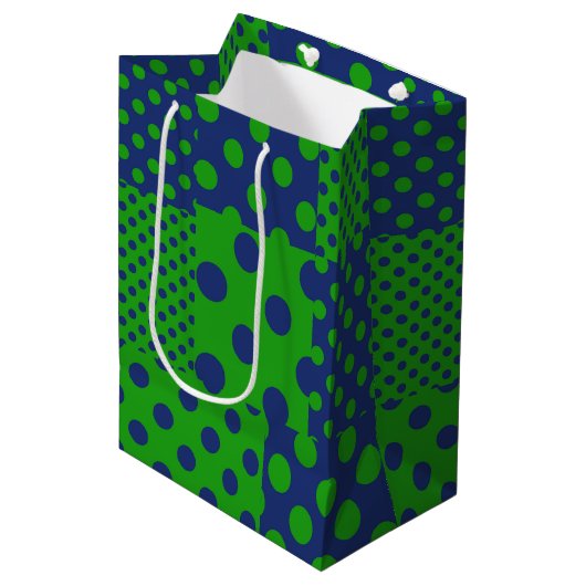 Blaue grüne Tupfen-Patchwork Mittlere Geschenktüte (Vorderseite Schrägansicht)