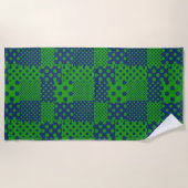 Blaue Grüne Tupfen Patchwork  Strandtuch (Vorderseite)