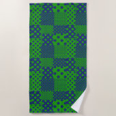 Blaue Grüne Tupfen Patchwork  Strandtuch (Vorderseite)