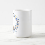 Blaue Häher auf Nistkasten – Florale Pastellillust Kaffeetasse (Mittel)
