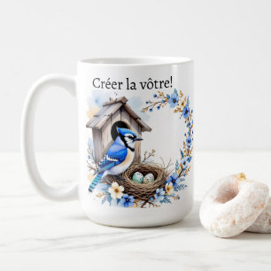 Blaue Häher auf Nistkasten – Florale Pastellillust Kaffeetasse