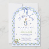 Blaue Häschen Gingham-Baby-Party Einladung (Vorderseite)