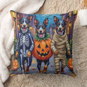 Blaue Heeler Hunde beim Trick-or-Treat an Hallowee Kissen
