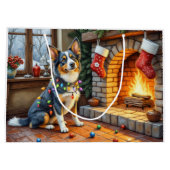 Blaue Heeler-Kamin mit Weihnachtslichtern Große Geschenktüte (Rückseite)