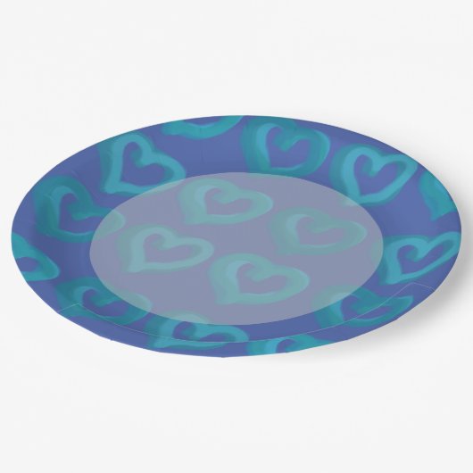 Blaue Herzen auf allen Tellern mit Hintergrundfarb Pappteller (Schrägansicht)