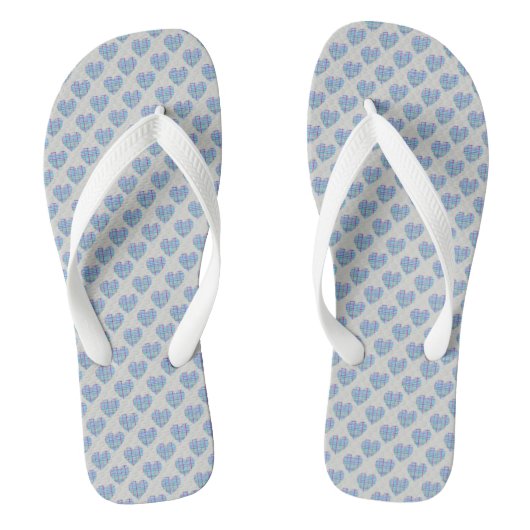 Blaue Herzen auf Kies grau Badesandalen (Fußbett)