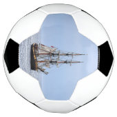 Blaue Himmel auf dem Wasserboot Fußball (Gedreht)