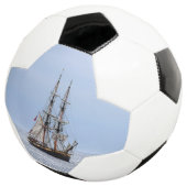 Blaue Himmel auf dem Wasserboot Fußball (Dreiviertel)