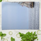 Blaue Himmel auf dem Wasserboot Geschirrtuch (Gefaltet)
