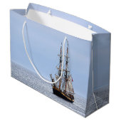 Blaue Himmel auf dem Wasserboot Große Geschenktüte (Rückseite Schrägansicht)