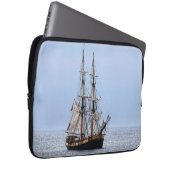 Blaue Himmel auf dem Wasserboot Laptopschutzhülle (Vorne Rechts)