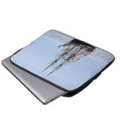 Blaue Himmel auf dem Wasserboot Laptopschutzhülle (Vorne Knopf)