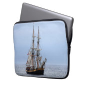 Blaue Himmel auf dem Wasserboot Laptopschutzhülle (Vorderseite Links)