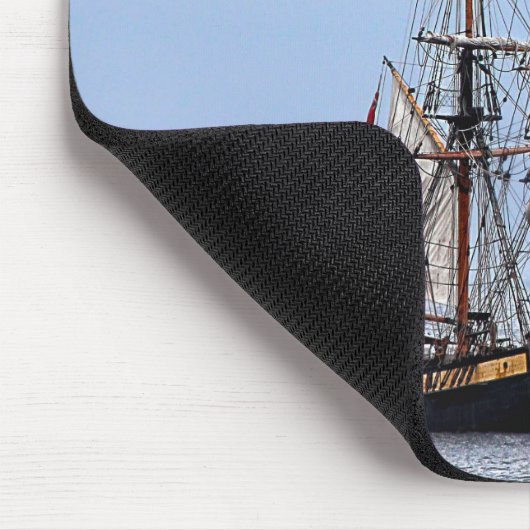 Blaue Himmel auf dem Wasserboot Mousepad (Ecke)