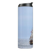 Blaue Himmel auf dem Wasserboot Thermosbecher (Nach links gedreht)