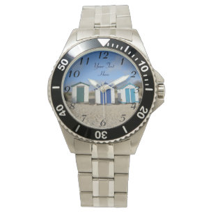blaue Himmel der englischen Küste und Strandhütt Armbanduhr