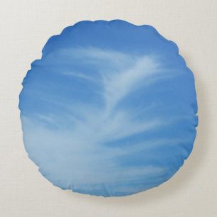 Blaue Himmel mit weißen Wolken Abstrakte Naturfoto Rundes Kissen