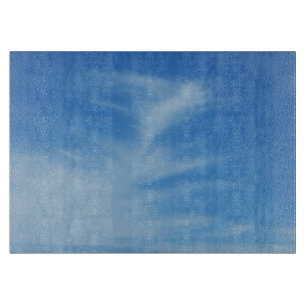 Blaue Himmel mit weißen Wolken Abstrakte Naturfoto Schneidebrett