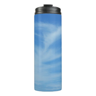 Blaue Himmel mit weißen Wolken Abstrakte Naturfoto Thermosbecher
