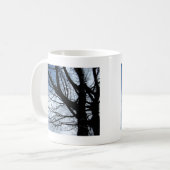 Blaue Himmel-und Erlen-Baum-Kunst Kaffeetasse (Vorderseite Links)