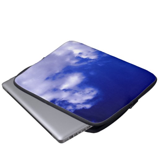 Blaue Himmel und weiße Wolken Laptopschutzhülle (Vorne Knopf)