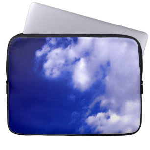 Blaue Himmel und weiße Wolken Laptopschutzhülle