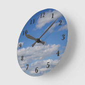Blaue Himmel und Wolken - schwarze Zahlen Runde Wanduhr (Winkel)