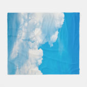 Blaue Himmelshinterwolken weiß Fleecedecke (Vorderseite (Horizontal))