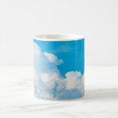 Blaue Himmelshinterwolken weiß Kaffeetasse (Mittel)