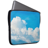 Blaue Himmelshinterwolken weiß Laptopschutzhülle (Vorne Rechts)