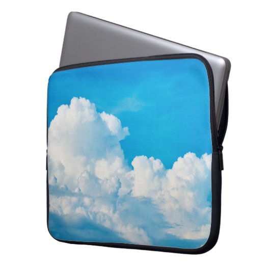 Blaue Himmelshinterwolken weiß Laptopschutzhülle (Vorderseite Links)