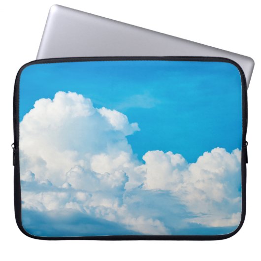 Blaue Himmelshinterwolken weiß Laptopschutzhülle (Vorderseite)