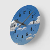 Blaue Himmelswolken Runde Wanduhr (Winkel)