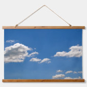 Blaue Himmelswolken Wandteppich Mit Holzrahmen (Vorne)