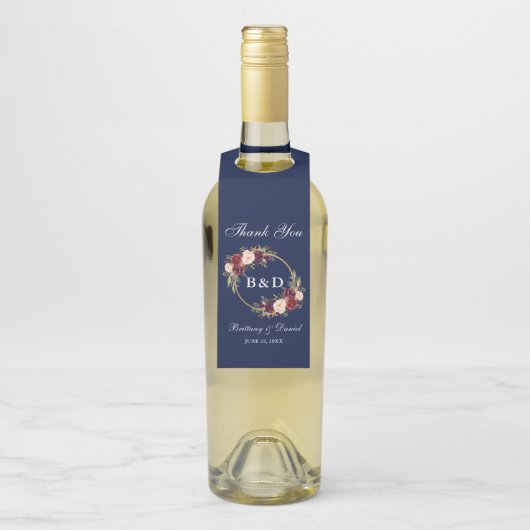 Blaue Hochzeit von Burgundy Floral Wreath Monogram Flaschenanhänger (Auf Flasche)