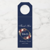 Blaue Hochzeit von Burgundy Floral Wreath Monogram Flaschenanhänger (Vorderseite)