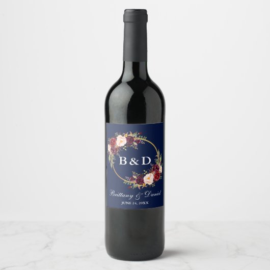 Blaue Hochzeit von Burgundy Floral Wreath Monogram Weinetikett (Vorderseite)