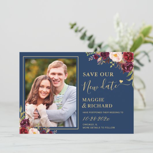 Blaue Hochzeit von Burgundy Red Floral Navy Save The Date (Stehend Vorderseite)