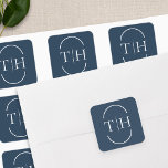 Blaue Hochzeitmonogramm in Oval Frame Quadratischer Aufkleber<br><div class="desc">Mit Monogramm Hochzeitsaufkleber mit Bräunungs- und Bräutigam-Initialen und dekorativer Trennplatte gerahmt mit geteiltem ovalem Rahmen in Lozenge-Form. Elegant und einfach zu koordinieren mit vielen Hochzeitssuiten und eine perfekte Übereinstimmung für meine Sammlung von Wedding Colors, mit Einladungen, Schreibwaren und Tagesdekoration. Wenn Sie andere Farben oder zusätzliche Vorlagen für passende Produkte wünschen,...</div>