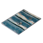 Blaue Holzmauer. Abstrakter Hintergrund und Notizblock (Linke Seite)