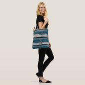Blaue Holzmauer. Abstrakter Hintergrund und Tasche (Am Model)