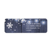 Blaue Holzschneeflocken beleuchten rustikale Hochz (Vorne)