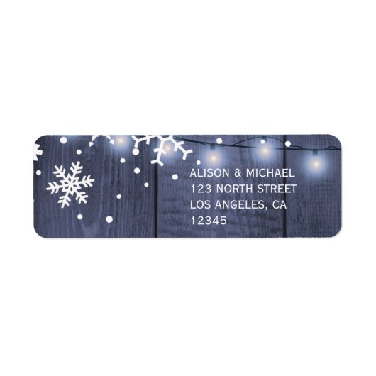 Blaue Holzschneeflocken beleuchten rustikale Hochz (Vorne)